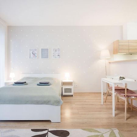 The Chic Crib With Balcony Budapeste Exterior foto